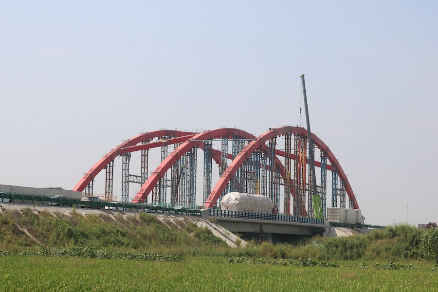 G40江淮運河順利實現主橋鋼拱拱肋合龍。王洋供圖