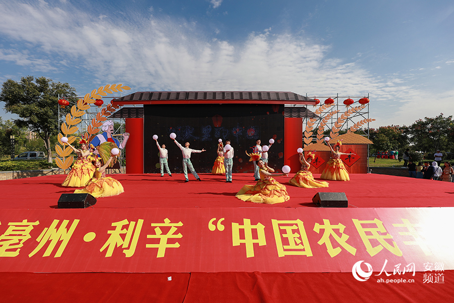 舞蹈《燈火裡的中國》。人民網 張俊攝