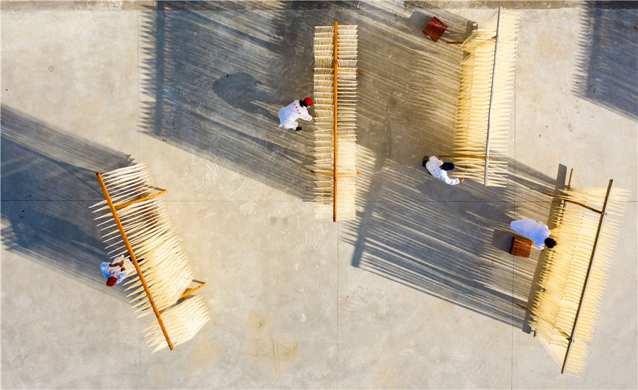 竹塘社區挂面合作社的挂面車間，工人們在挂挂面。 阮雪楓攝