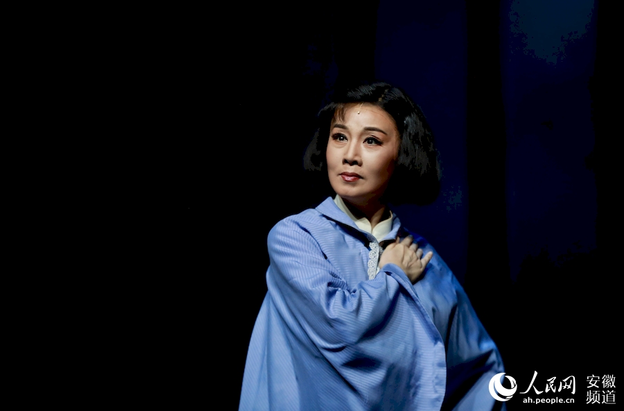 第九届中国（安庆）黄梅戏艺术节开幕大戏《不朽的骄杨》。人民网 张俊摄