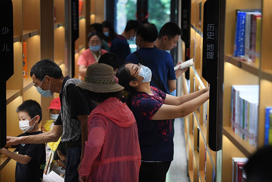 芜湖赤铸书院，读者们正挑选图书。吴芳摄