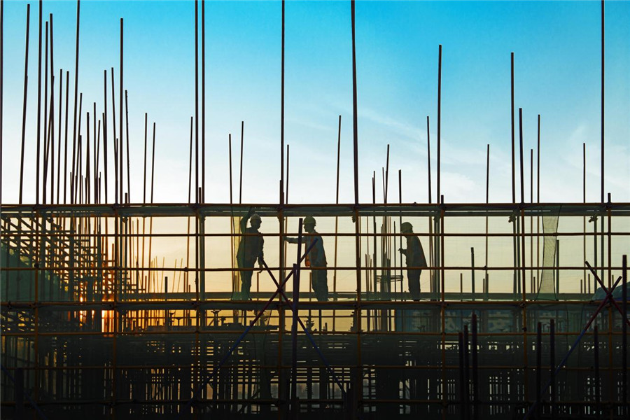 10月3日，肥西縣中醫院新區建設工地，工人們正在搭設外架。