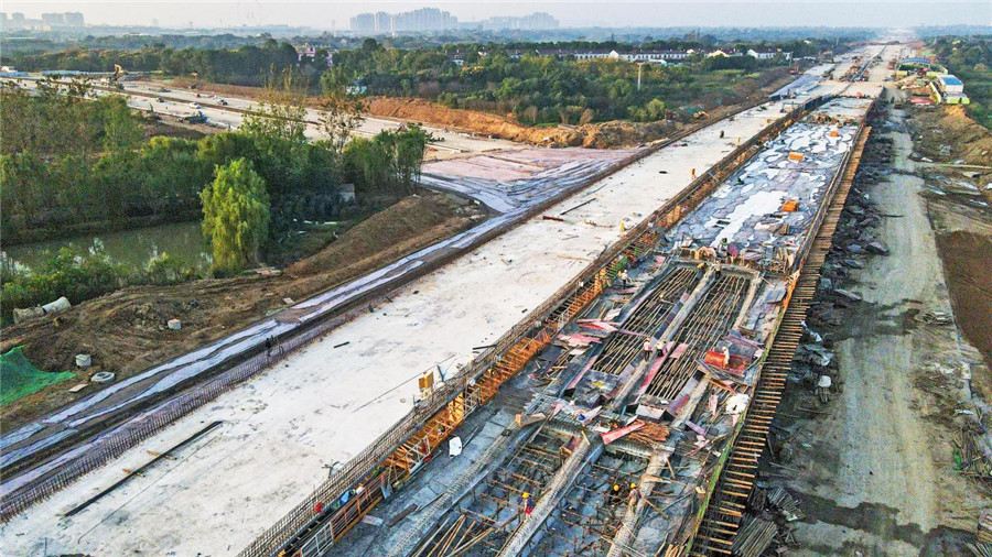 10月4日，合肥集賢路延長線二標段（站前路—G206）上跨創新大道橋梁正在施工。