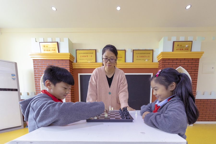 孩子們在老師的指導下練習國際象棋。合肥新站高新區提供