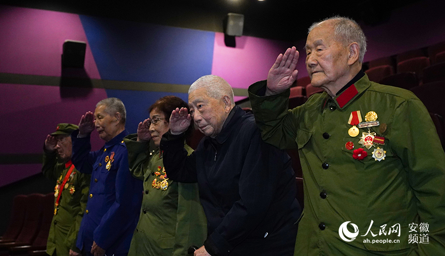 電影放映結束后老兵們起立敬禮。人民網 王銳攝