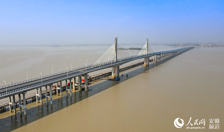 大橋的開通將促進瓦埠湖的資源開發，提高旅游交通的便利。人民網 王銳攝