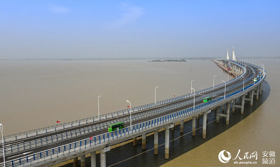 10月23日，安徽省淮南市壽縣瓦埠湖大橋正式通車。人民網 王銳攝