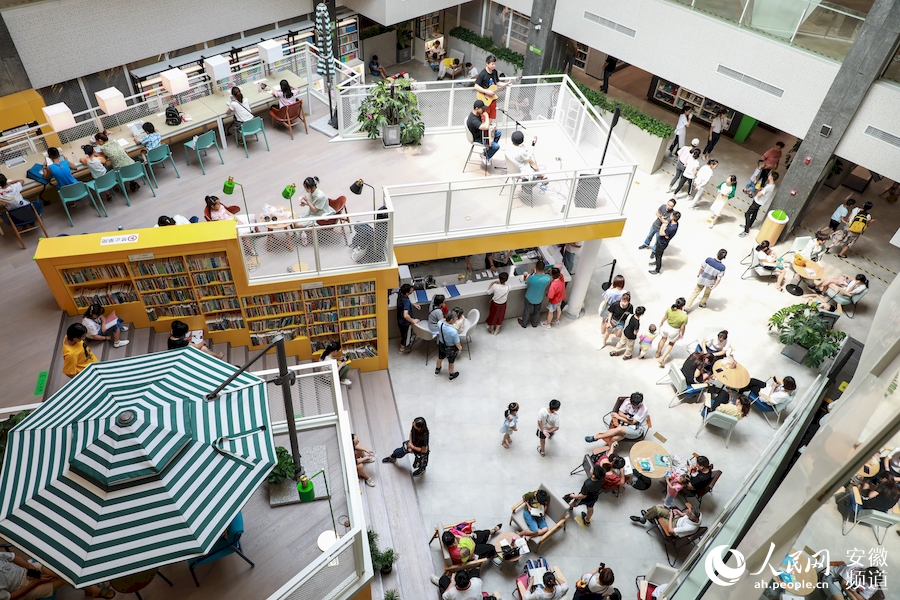 六安市圖書館已成為市民閱讀的好去處。人民網 張俊攝