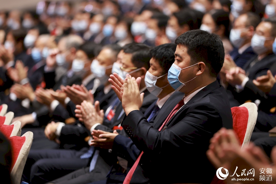 會議現場掌聲熱烈。人民網 王曉飛攝