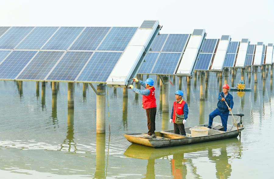 電力工人正在對光伏發電設施進行巡檢。宋衛星攝