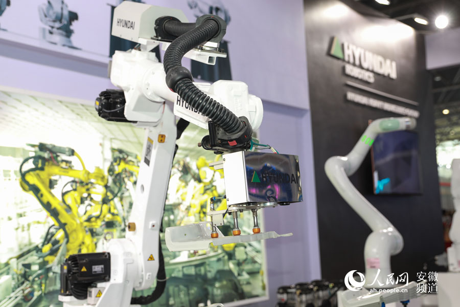 韓國現代展出的工業機器人。人民網 張俊攝