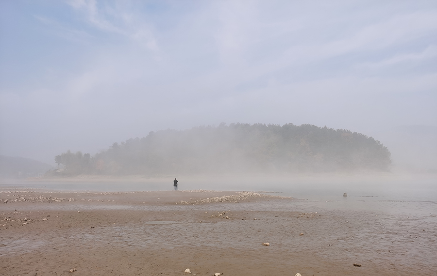 雲遮霧繞的山中水庫。何四海攝