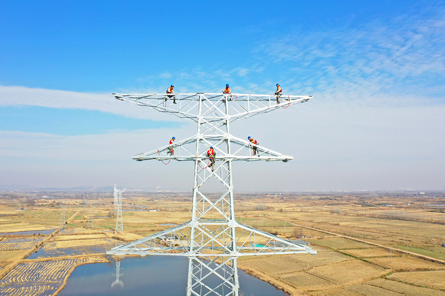 電力工人在70多米高空進行組塔作業。宋衛星攝