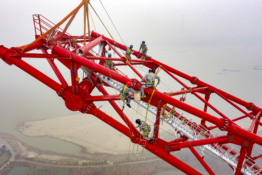 施工人員在長江大跨越輸電鋼管塔封頂施工現場作業。蕪湖市委宣傳部供圖