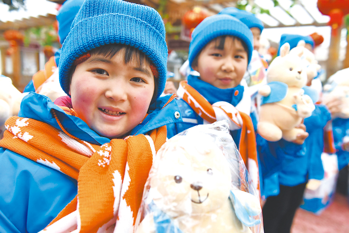 阜阳市爱心志愿者为孩子们送“温暖包”