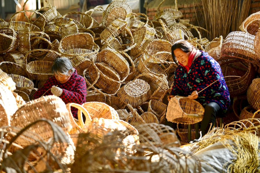 劉店村農戶在作坊內加工編織工藝品。呂乃明攝