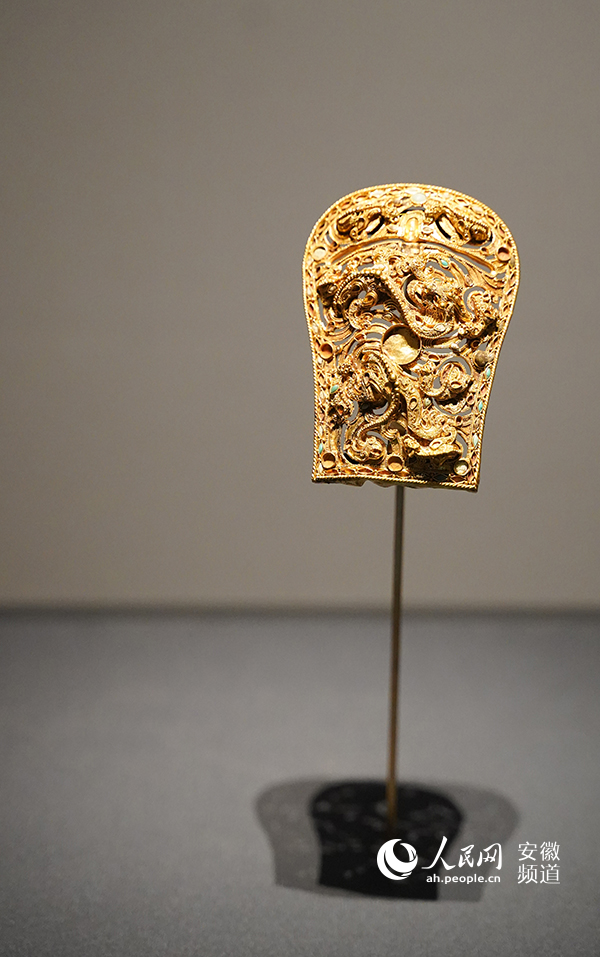 安徽楚文化博物館鎮館文物之一——累絲鑲寶八龍紋金帶扣。人民網 王銳攝