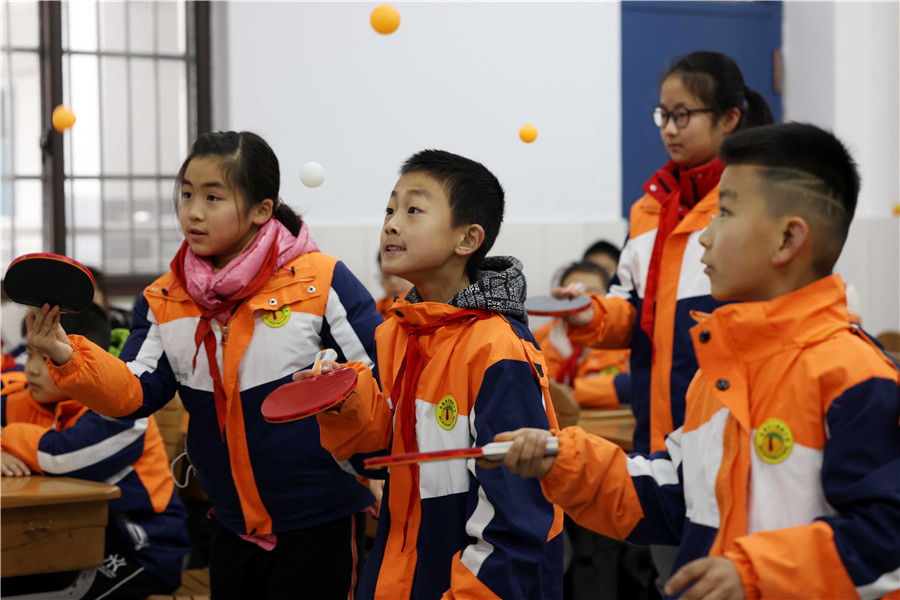 2022年1月20日，在合肥市大通路小学新海校区，孩子们在进行乒乓球展示。解琛摄