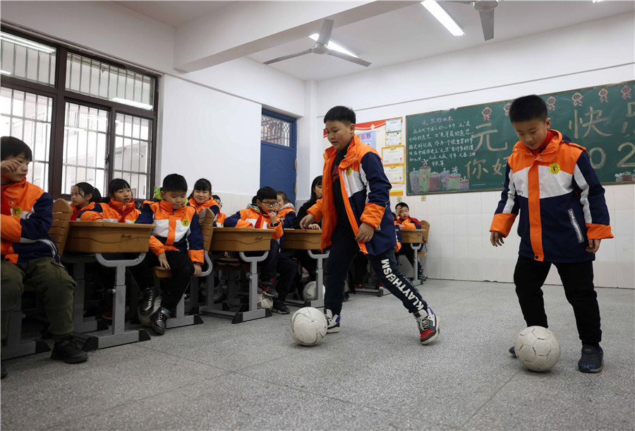2022年1月20日，在合肥市大通路小學新海校區，孩子們在進行足球才藝展示。解琛攝