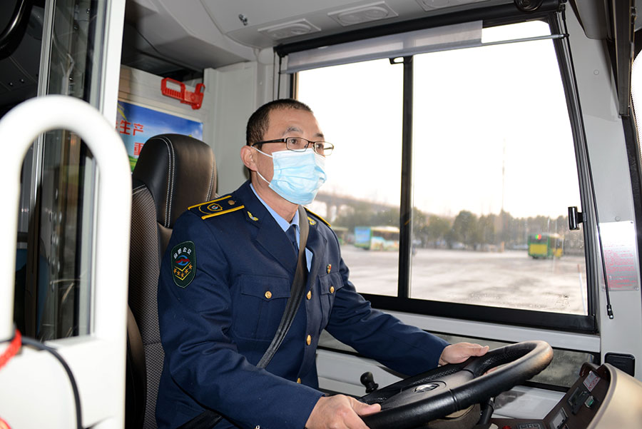 1月31日，合肥公交集團駕駛員黃克慶像往常一樣堅守在春運崗位。李克武攝