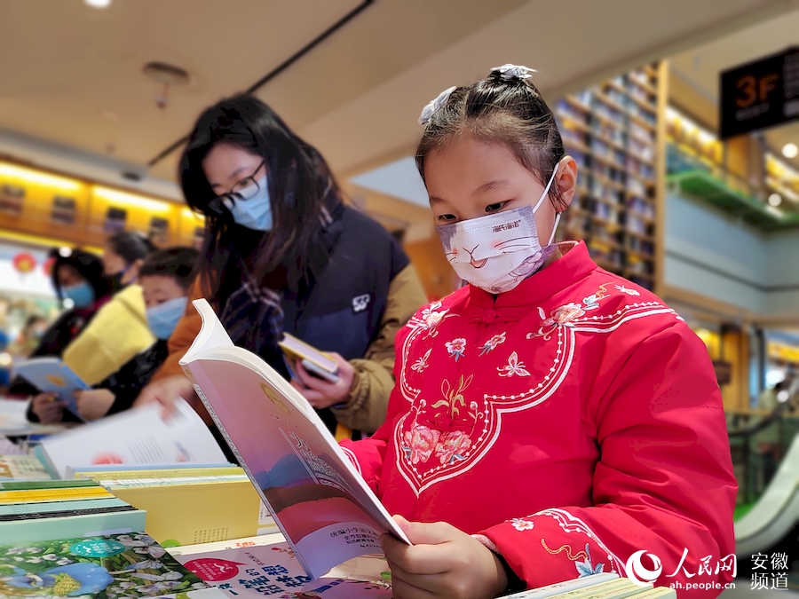 春节逛书店成为越来越多读者的假期选择。人民网 汪瑞华摄