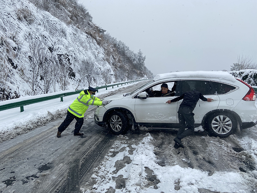 交警在高速上冒雪執勤。安徽高速路政支隊供圖