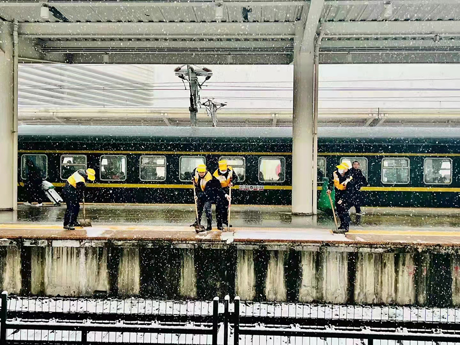 蕪湖火車站工作人員清掃積雪。蕪湖市委宣傳部供圖