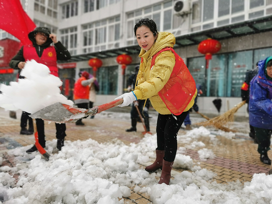 蕪湖市弋江區馬塘街道全體黨員干部掃雪除冰。蕪湖市委宣傳部供圖