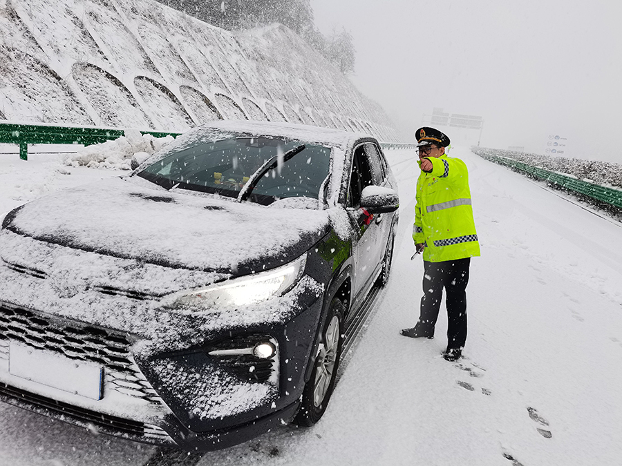 交警在高速上冒雪指揮。安徽高速路政支隊供圖