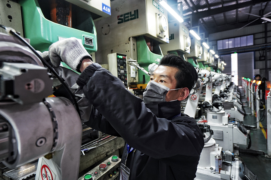 廣德竹昌電子科技有限公司工程師正在檢修自動化機械臂。程力攝