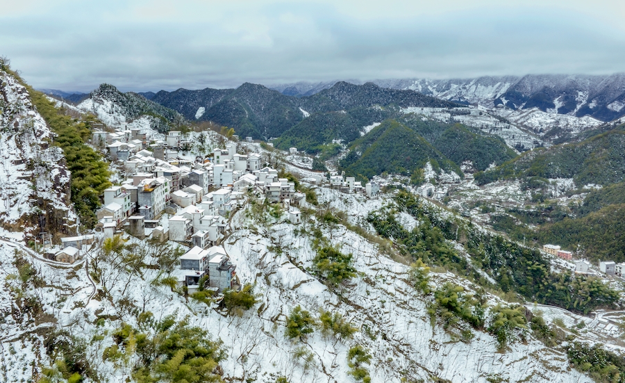 山中有雪，雪中露山。鄭宏攝