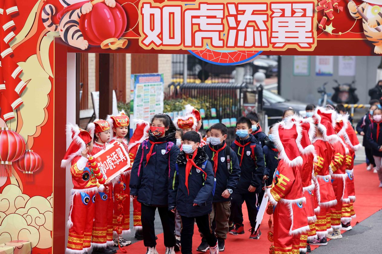 2022214գںϷкƽСѧУУſӭͬѧУ԰