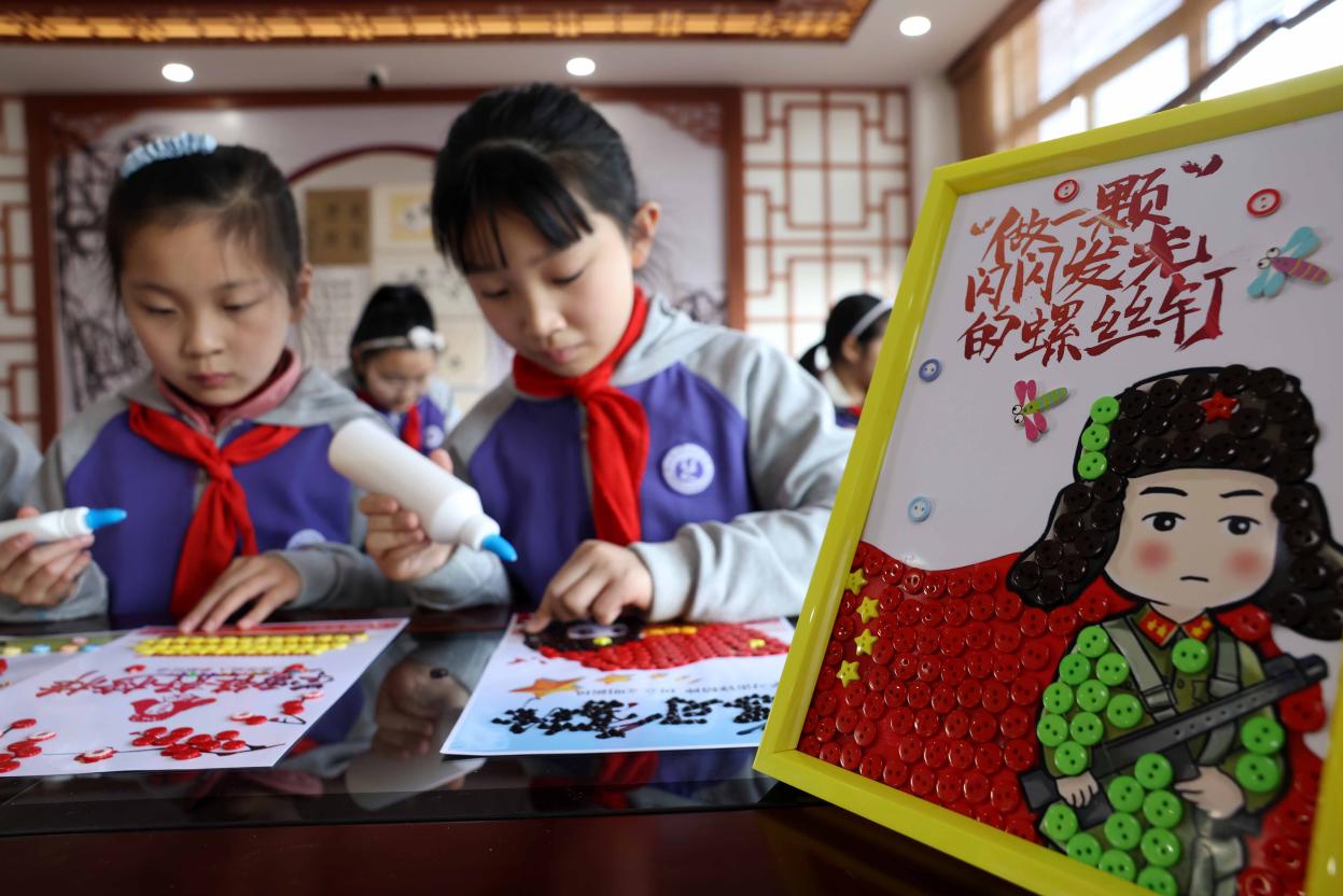 2022年3月4日，在合肥市少兒藝術學校，孩子們在創作“雷鋒”題材紐扣畫。解琛攝