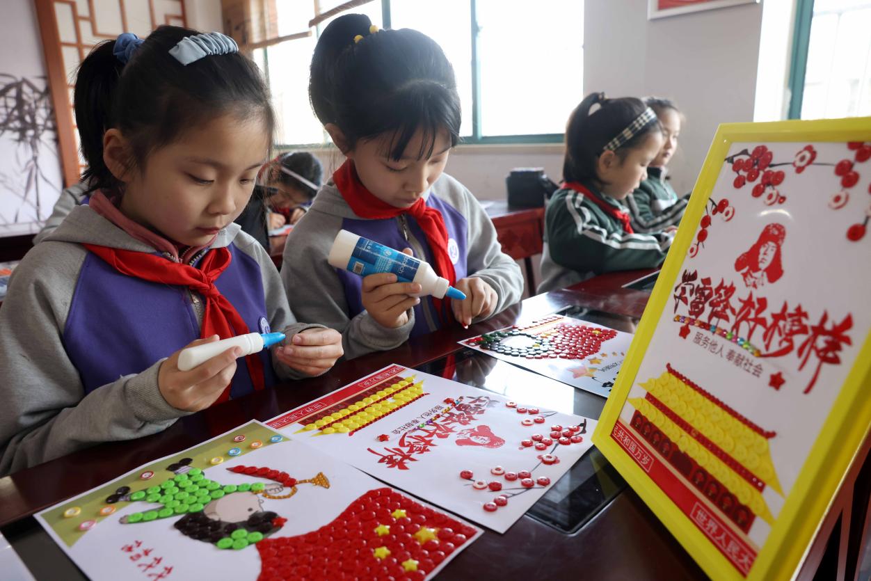 2022年3月4日，在合肥市少兒藝術學校，孩子們在創作“雷鋒”題材紐扣畫。解琛攝