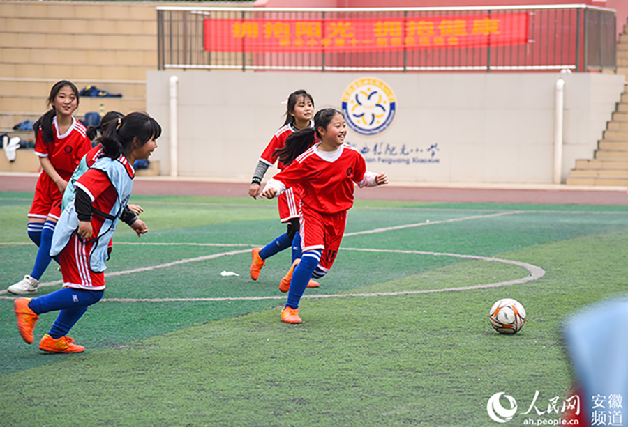 “小足球女将”们在球场上快乐奔跑。 人民网 李希蒙摄