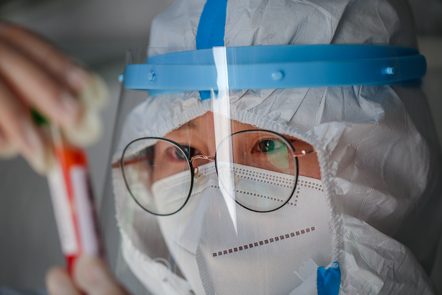 在銅陵市義安區五鬆鎮核酸檢測點，醫務工作者在檢查核酸檢測用品。陳晨攝