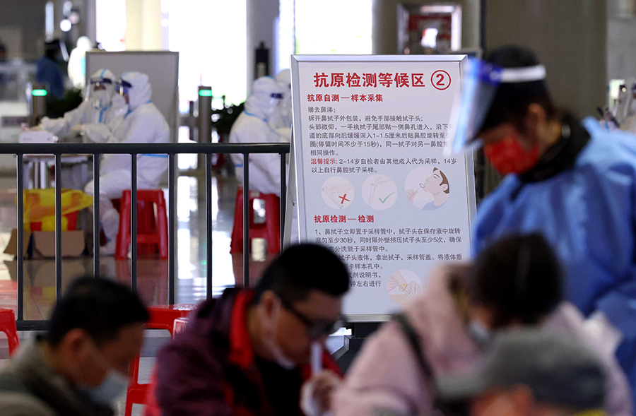 火車站設置抗原檢測等候區。解琛攝