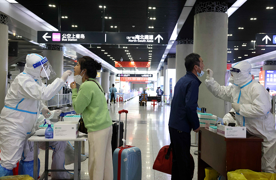 在合肥火車站出站大廳，醫務人員為出站旅客進行免費核酸檢測。解琛攝