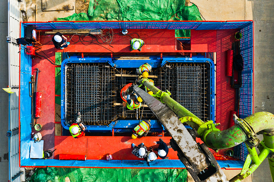 俯瞰宁马城际铁路(马鞍山段)区间首墩浇筑现场。储灿林摄