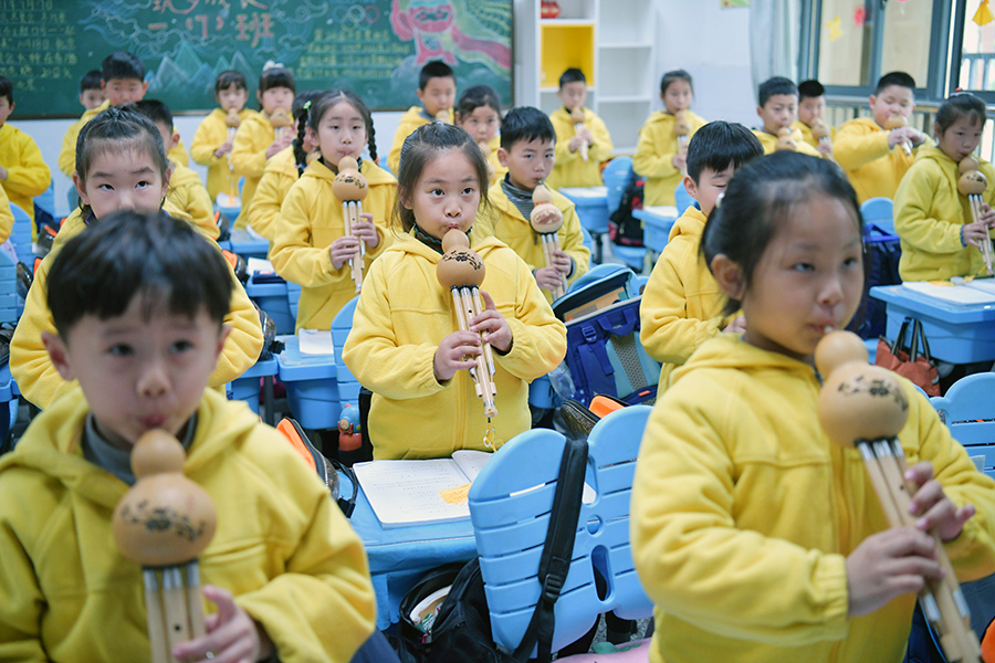 學生在學習吹葫蘆絲。劉晨攝