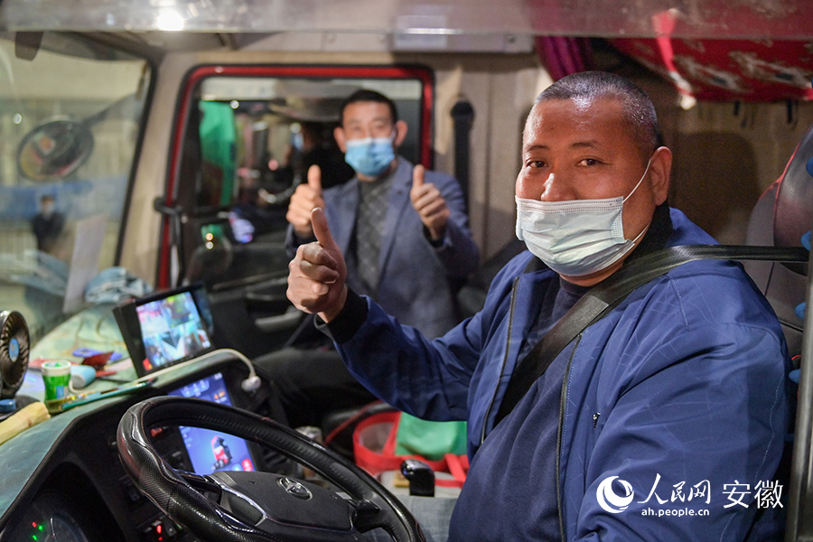 駕駛員為上海加油打氣。人民網記者 苗子健攝