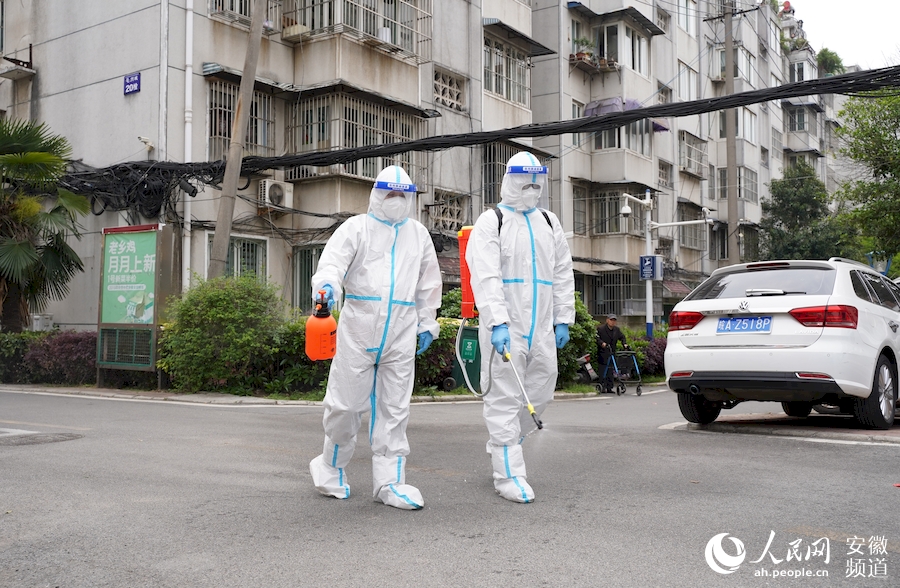 亳州路街道水西門社區亳州城B區內工作人員正在進行環境消殺。人民網 王銳攝