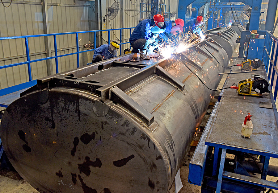 陝汽淮南專用汽車有限公司生產車間。陳彬攝