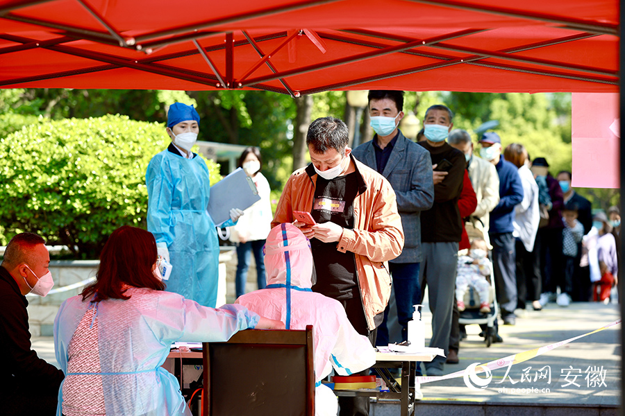 蜀山区小区居民有秩序地做核酸检测。人民网 张俊摄