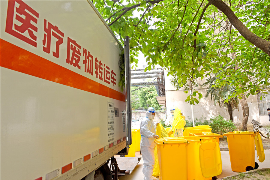 2022年4月20日，安徽省淮南市康德醫療廢物處置有限公司工作人員對涉疫醫療廢物進行日產日清無害化處理。陳彬攝