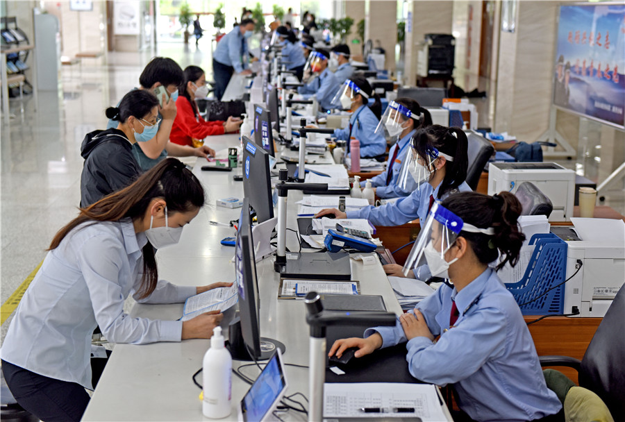 2022年4月25日，安徽省淮南市政務服務大廳稅務窗口，稅務工作人員為企業辦理涉稅業務，助力企業復工復產。陳彬攝
