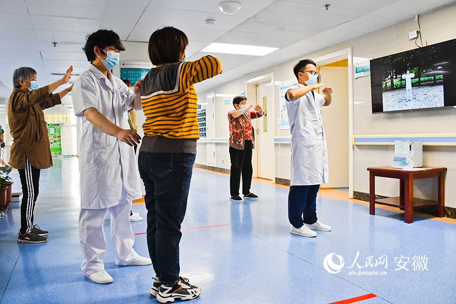 在安徽省中医院，男护士带领病人打八段锦。人民网 周坤摄