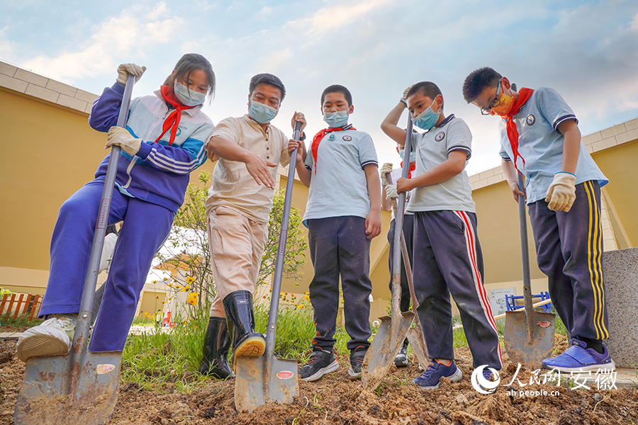 老師正在教學生們如何翻土。人民網 陳若天攝