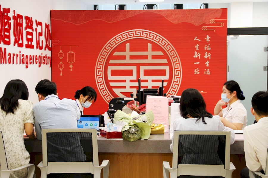 “人生新一站,幸福新生活 ”红彤彤的背景墙。张敏摄
