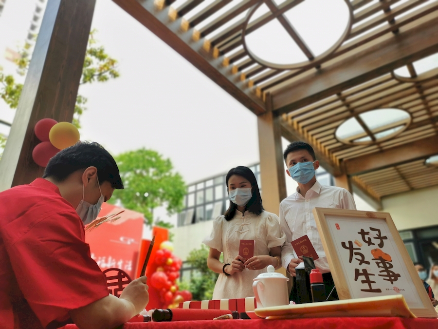 领完证的新人正领取手写婚书。张敏摄
